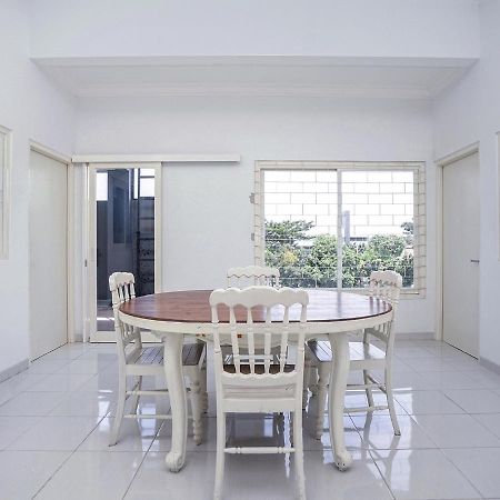 Oyo 747 Cipunegara Residence Surabaya Luaran gambar