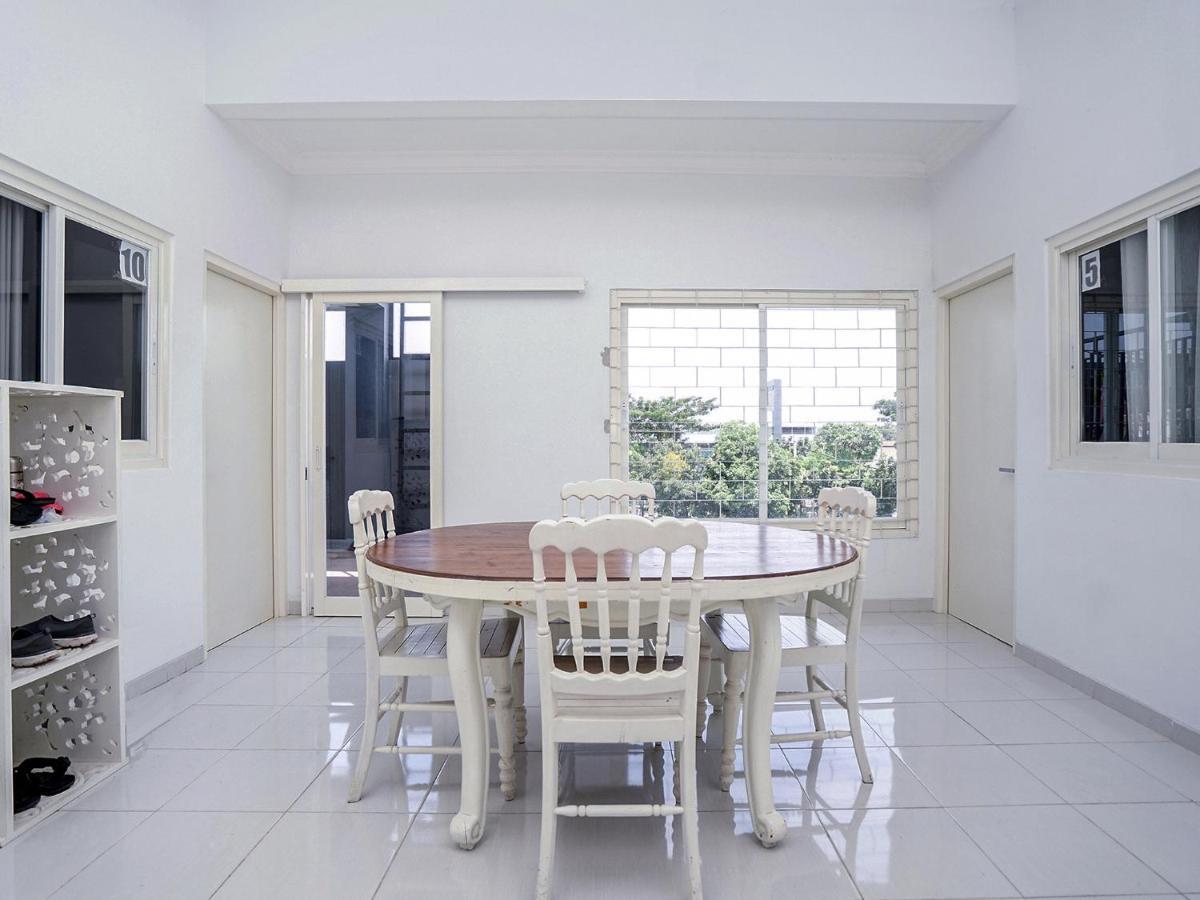 Oyo 747 Cipunegara Residence Surabaya Luaran gambar